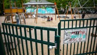 Kendati demikian, acara publik di Jerman dengan kerumunan besar tetap masih akan dilarang hingga benar-benar terbebas dari virus Corona yang mematikan banyak jiwa manusia di seluruh penjuru dunia.