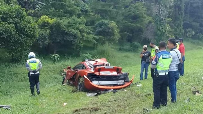 Kecelakaan supercar McLaren di Tol Jagorawi (Dok. Istimewa)