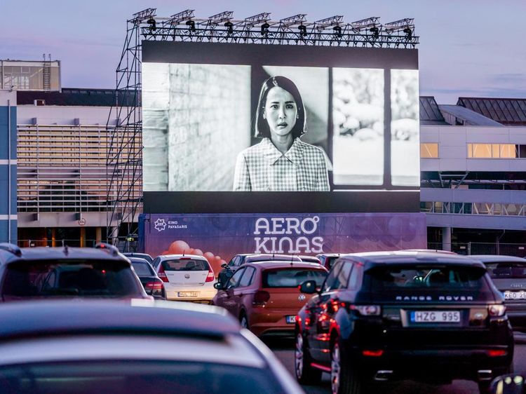Potret Ratusan Mobil Padati Bioskop Drive-In di Apron Bandara