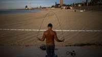 Bahkan, sebagian dari mereka kini sudah dapat berolahraga di luar ruangan seperti di pantai Barcelona ini. AP Photo/Emilio Morenatti.