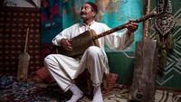 Musik Gnawa juga menarik perhatian beberapa musisi terkenal dunia. Sebut saja, dua bintang genre rock, Jimi Hendrix dan Mick Jagger. Bahkan, keduanya disebut-sebut terpengaruh aliran musik Gnawa. Atas dasar itu, Maroko juga dikenal sebagai negeri dengan “musik yang tersembunyi.”  Fadel Senna/AFP via Getty Images