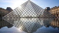 Lalu ada museum dengan bentuk piramida bernama Musee Du Louvre. Museum ini menyajikan koleksi seni Islam dari tahun 1893. Benda-benda awal berasal dari koleksi kerajaan, seperti mangkuk logam hias abad ke-14 Suriah dan mangkuk batu giok era Ottoman milik Louis XIV. Ruangan ini diperluas pada tahun 1912 setelah donor swasta memberikan koleksi pribadinya. Edward Berthelot/Getty Images.