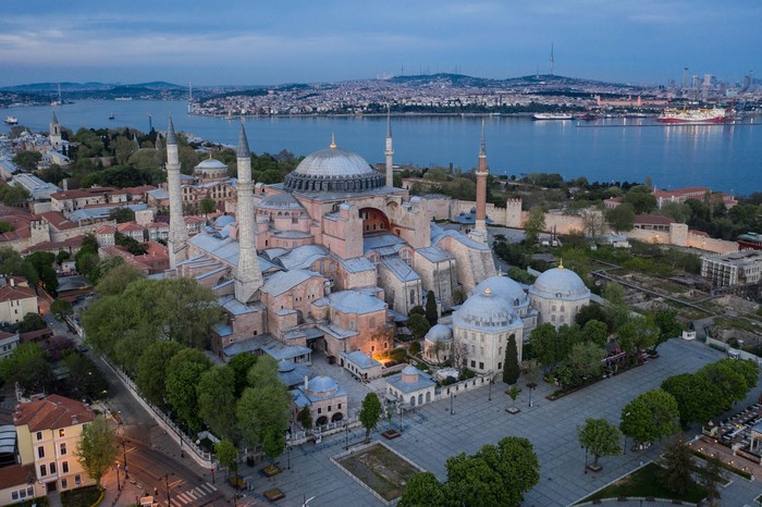 Menikmati Keindahan Hagia Sophia saat Sunyi Sepi Hagia Sophia adalah salah satu landmark kota Istanbul, Turki. Kondisi bangunan yang pernah menjadi gereja, masjid dan museum itu kini sunyi dan sepi di tengah COVID-19 melanda Turki. Ini potretnya.