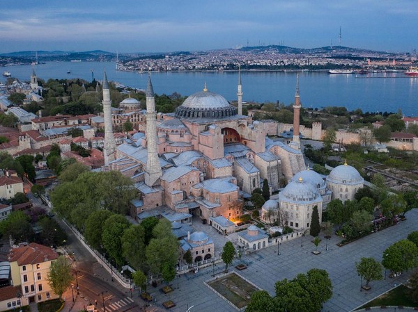 Sepanjang pemerintahan Kesultanan Turki, masjid ini mengalami beberapa renovasi, terutama di bagian corak dan gaya bangunan agar sesuai dengan masjid pada umumnya. Salah satunya adalah mengganti tanda salib di puncak kubah dengan hiasan bulan sabit. Getty Images/Ozan Guzelce.