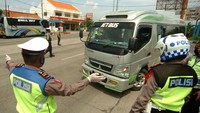 Bahkan ada juga yang bisa lolos dari jeratan petugas kepolisian yang mudik dengan mobil travel ke arah Jawa Tengah. Penyekatan kendaraan pemudik oleh Polres Tegal Kota itu dilakukan menyusul adanya larangan mudik oleh Pemerintah guna mencegah penyebaran COVID-19. ANTARA FOTO/Oky Lukmansyah