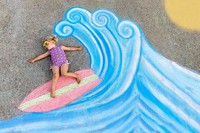 Seorang ibu yang mempunyai hobi fotografi dan menggambar membuat karya yang luar biasa untuk bermain bersama anak-anaknya di tengah karantina pandemi COVID-19.