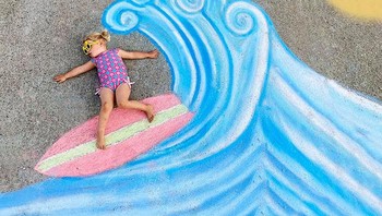 Sebuah keluarga di Atlanta menggunakan krayon kapur terang untuk membuat karya yang luar biasa bagi anak-anak untuk bermain. Hasilnya ciamik sekali.