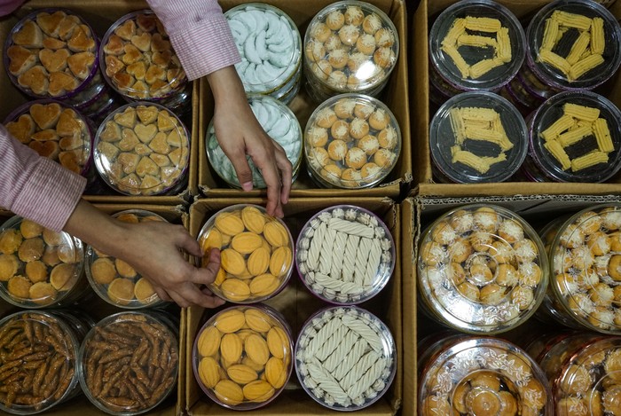 PENJUALAN KUE KERING LEBARAN MENINGKAT Pedagang kue kering menata dagangannya di kawasan Pasar Besar, Palangkaraya, Kalimantan Tengah, Sabtu (2/5/2020). Pedagang setempat mengatakan penjualan kue kering lebaran mengalami kenaikan hingga 30 persen saat memasuki pekan kedua bulan Ramadhan 1441 H dan berharap akan terus meningkat sampai mendekati lebaran mendatang. ANTARA FOTO/Makna Zaezar/wsj.
