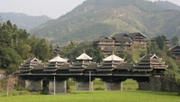 Jembatan Angin dan Hujan di Sungai Linxi di Sanjiang County sangat indah. Dibangun pada tahun 1916 menyerupai pelangi, jembatan tidak menggunakan paku atau paku keling tetapi menggunakan ribuan potongan kayu. (Foto Courtesy Anja Disseldorp/Flickr/Creative Commons Foto: CNN).