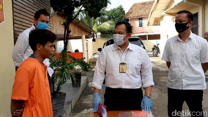 Indra alias Ebok Gagap berbaju oranye (Raja Adil/detikcom)