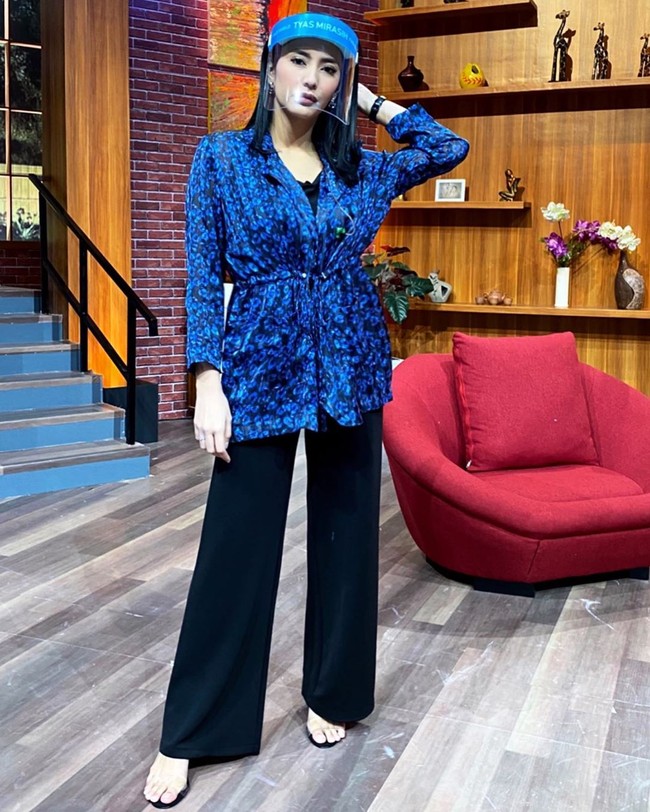 Mengisi acara sahur, Tyas Mirasih tak ketinggalan memakai face shield untuk perlindungan diri. Face Shield berwarna biru tampak serasi dengan blus biru motif tie dye yang dikenakannya. Foto: Instagram/@tyasmirasih