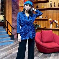 Mengisi acara sahur, Tyas Mirasih tak ketinggalan memakai face shield untuk perlindungan diri. Face Shield berwarna biru tampak serasi dengan blus biru motif tie dye yang dikenakannya. Foto: Instagram/@tyasmirasih