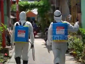 Aksi Relawan Makassar Sterilisasi Lingkungan Rumah Korban Corona