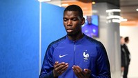 Terakhir adalah masih dengan pemain Perancis yaitu Paul Pogba. Pogba adalah salah satu pesepakbola Islam. Dia kerap melakukan umrah setiap musim kompetisi usai. Hal tersebut diketahui rutin dilakukan Pogba sejak 2016. Walaupun Pogba terlahir dari keluarga Muslim, tetapi dia mendapatkan hidayah Islam dari beberapa temannya. Michael Regan - FIFA/FIFA via Getty Images.