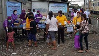Selama bulan Ramadan mereka juga akan menyalurkan sebanyak 15.000 paket makanan berbuka puasa di beberapa wilayah guna membantu mengurangi beban ekonomi masyarakat miskin di tengah pandemi COVID-19.