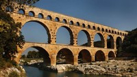 Pont du Gard Aqueduct, Gard, Prancis. Jembatan ini merupakan salah satu jembatan yang dikonstruksi oleh Kekaisaran Roma. Pont du Gard diyakini dibangun antara tahun 19 sebelum Masehi sampai 150 Masehi. Jembatan dibangun menggunakan mortar dan batu akuaduk dengan total berat 6 ton. Batu-batu itu dipotong dengan sempurna sehingga bisa mengurangi penggunaan mortar. (Patrick Aventurier/Getty ImagesPatrick Aventurier/Getty Images Foto: CNN).