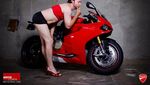 Yaaa Ampun, Laki-laki Tiru Pose Wanita Seksi di Atas Ducati Panigale