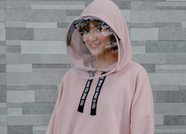 Chica Jessica tampil unik dengan jaket yang dilengkapi hoodia dan face shield. Ia sendiri menamainya dengan jaket anti Corona. Foto: Instagram