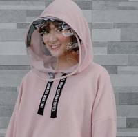 Chica Jessica tampil unik dengan jaket yang dilengkapi hoodia dan face shield. Ia sendiri menamainya dengan jaket anti Corona. Foto: Instagram