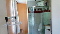 Komposisi toliet transparan di dapur serta adanya gantungan pakaian ditambah radiator portabel, menarik sekali, untuk settingan film komedi. Foto: Dok. BoredPanda.