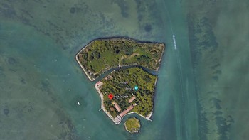 Pulau Poveglia, Italia: Berlokasi di utara Italia, pulau ini konon berhantu dan punya sejarah gelap sebagai tempat karantina orang berpenyakit menular, bahkan saat meninggal dikubur secara massal di sana. Kemudian pernah ada rumah sakit jiwa yang menggelar banyak ekseperimen kejam. Saat ini, ilegal untuk datang ke sana. Foto: iStock