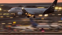 Kajian dari CAPA (Centre for Asia-Pacific Aviation) lembaga konsultasi dan analisis penerbangan yang berbasis di Sydney Australia menyatakan bahwa tanpa bantuan yang diberikan oleh pemerintah, maka lebih separuh dari 800 maskapai penerbangan diseluruh dunia akan mengalami kebangkrutan pada akhir Mei 2020. Thomas Lohnes/Getty Images.