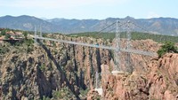 Jembatan Royal Gorge, Canon City, Colorado, AS. Jembatan Royal Gorge merupakan jembatan yang berdiri 359 meter di atas Sungai Arkansas. Saking tingginya jembatan ini menjadi atraksi yang menarik untuk para penerjun payung. (Courtesy Patrick ODonnell via CNNCourtesy Patrick ODonnell via CNN).