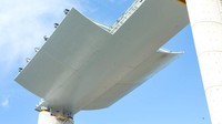 Yang paling menarik adalah ketika bangunan dilihat dari bawah. Jembatan itu dirancang agar terlihat seperti kapal yang mengambang di langit.