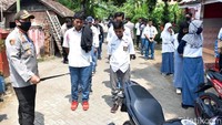 Dalam patroli ini, polisi mengamankan sekitar 80 pelajar putra dan putri. Mereka dibawa ke mapolres bersama motornya untuk di sanksi.