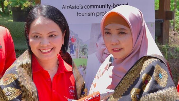 Direktur Utama AirAsia Indonesia Veranita Yosephine Sinaga (kiri) menyerahkan miniatur pesawat AirAsia kepada Wakil Gubernur Nusa Tenggara Barat Hj. Sitti Rohmi Djalillah (kanan)/Doc.AirAsia