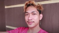 Namanya meroket setelah ungga video prank membagikan kardus sembako berisi batu dan sampah ke waria. YouTuber ini pun dihujat dan dikecam netizen. Foto: YouTube Ferdian Paleka