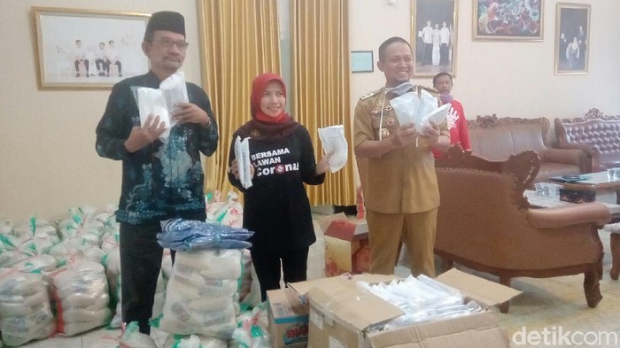 Wakil Bupati Kebumen Arief Sugiyanto menyerahkan bantuan sembako ke perwakilan warga