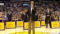 Prestasi Kareem Abdul Jabbar sungguh luar biasa. Dia adalah pemilik lima gelar MVP dan perengkuh lima gelar titel juara NBA selama berkostum LA Lakers. Selain itu dia adalah pencetak skor terbanyak sepanjang masa dalam ajang NBA dengan perolehan poin 38.387. Rekor yang bahkan belum mampu dipecahkan siapapun hingga saat ini. Beliau juga pernah terlibat syuting bermain film bersam Bruce Lee. Kirby Lee/WireImage via Getty Images.