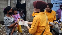 Sebanyak 500 paket makanan berbuka puasa diberikan kepada masyarakat di kawasan tersebut.
