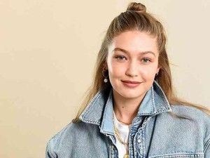 Lelang Foto Selfie, Gigi Hadid Jadi Sorotan