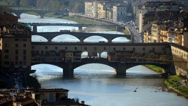 Jembatan Ponte Vecchio (Foto GABRIEL BOUYS/AFP/AFP/Getty Images via CNN)
