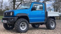 Jimny yang telah dikonversi jadi mobil pekerja ini adalah milik sebuah perusahaan keluarga di Inggris, Shropshire Quads. Perusahaan ini disebut memiliki pengalaman bertahun-tahun memodifikasi Jimny dengan konsep kendaraan bak.Foto: News Zing