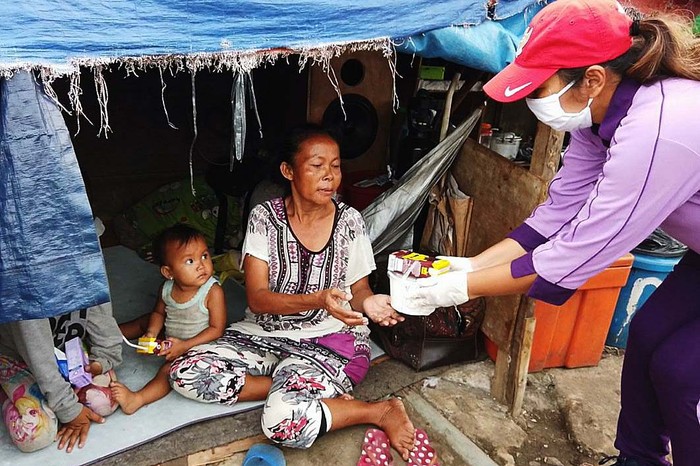 Dharma Pertiwi TNI dan IKKT Paspampres menggelar aksi kemanusiaan dengan membagikan makanan berbuka puasa kepada masyarakat miskin kota.
