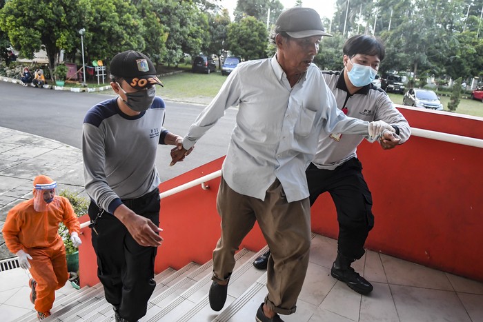 GOR Ciracas di Jakarta Timur dialihfungsikan menjadi tempat penampungan sementara tunawisma. Berikut penampakannya.