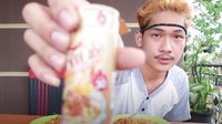 Sebelum viral, Ferdian memang terkenal aktif mengunggah berbagai konten video. Salah satunya konten video saat makan mie pedas Korea yaitu Samyang. Foto: YouTube Ferdian Paleka