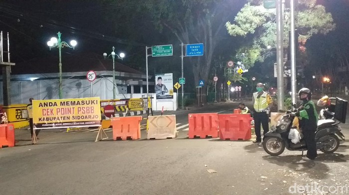 Blokir Jalan Total, Jam Malam PSBB di Sidoarjo Serasa Lockdown