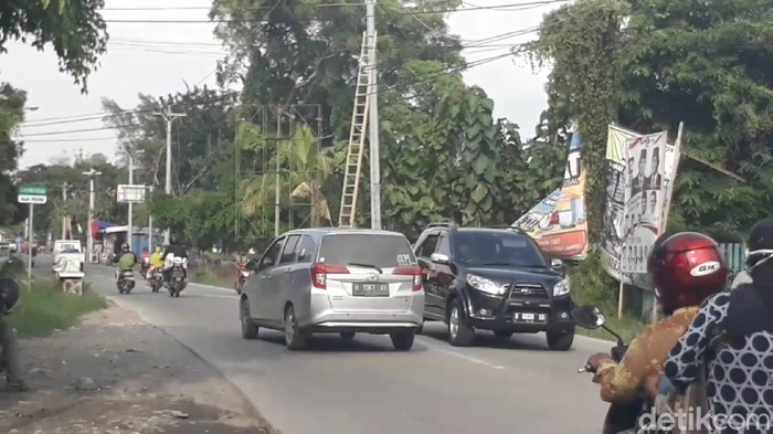 Suasana lalu lintas di jalur alternatif Brebes, Jawa Tengah, Senin (4/5/2020).