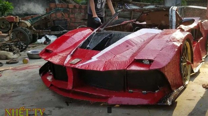 Replika Ferrari dari kardus