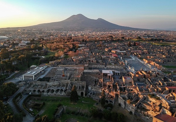 Bencana letusan Gunung Vesuvius yang membenamkan Kota Pompeii pun memunculkan beragam spekulasi di kalangan masyarakat. Tak sedikit peneliti yang datang silih berganti ke kawasan kuno itu untuk meneliti dan mengungkap legenda yang menyelimuti kota kuno itu. Salvatore Laporta/KONTROLAB/LightRocket via Getty Images Bencana letusan Gunung Vesuvius yang membenamkan Kota Pompeii pun memunculkan beragam spekulasi di kalangan masyarakat. Tak sedikit peneliti yang datang silih berganti ke kawasan kuno itu untuk meneliti dan mengungkap legenda yang menyelimuti kota kuno itu. Salvatore Laporta/KONTROLAB/LightRocket via Getty Images