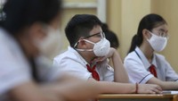 Selama kegiatan belajar di dalam kelas mereka juga wajib memakai masker.