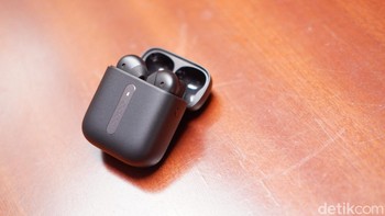 Ketika membuka, perangkat akan langsung terpairing dengan ponsel. Foto: Adi Fida Rahman/detikINET