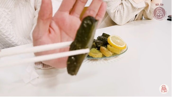 Yunhyeong iKON cicip makanan Arab