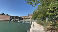 Kematian massal terus terjadi. Warga Poveglia yang sudah mulai frustasi akhirnya membakar mayat-mayat pasien dari wabah ini. Totalnya ada 160.000 mayat yang dibakar di pulau mungil tersebut. (Google Earth)