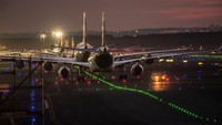 Berkurangnya frekuensi penerbangan terjadwal atau scheduled flight secara drastis dalam dua bulan terakhir tanpa kejelasan waktu mengakibatkan banyak kru pesawat dirumahkan.  Thomas Lohnes/Getty Images.