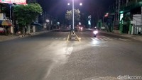 Akibat pemblokiran dan penyekatan di dalam kota, sejumlah warga yang pulang kerja dari Surabaya harus memutar kendaraannya ke Jalan Lingkar Timur. Tak hanya itu, para ojek yang akan mengirim pesanan makanan juga harus gigit jari, sebab selain disekat, gang-gang menuju kampung atau perumahan juga telah diportal.